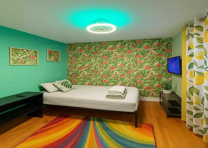 Tropical Comfort Room In Harlem Cozy Stay With Snacks & Style