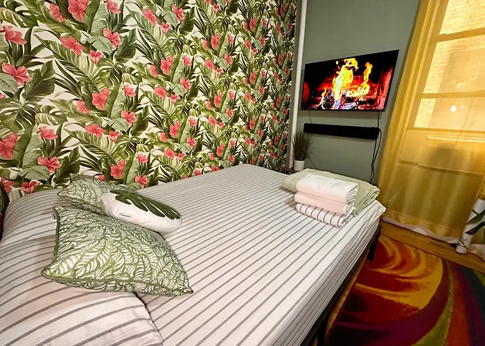 Tropical Comfort Room In Harlem Cozy Stay With Snacks & Style