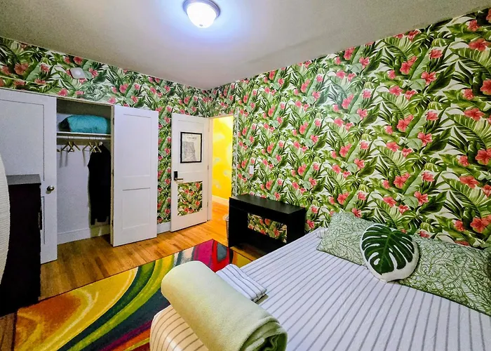 Tropical Comfort Room In Harlem Cozy Stay With Snacks & Style